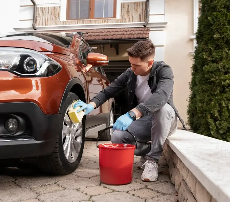 Lavage auto à domicile La Falaise : professionnel intervenant sur un véhicule